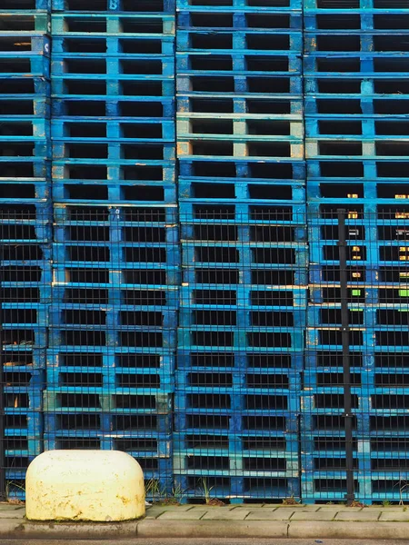倉庫内の青い積層パレット — ストック写真