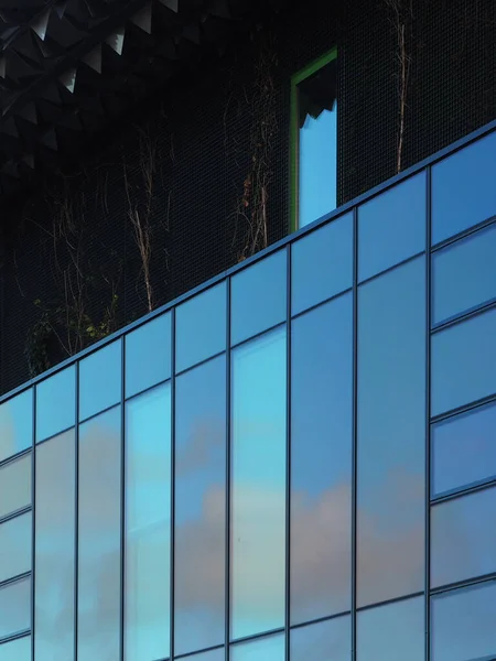Отражения Облаков Фоне Голубых Стеклянных Панелей — стоковое фото