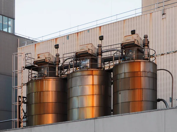 Três Tanques Industriais Enferrujados Livre Fábrica — Fotografia de Stock