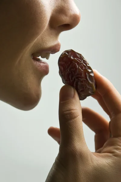 Dégustation d'un fond de fruits de date — Photo