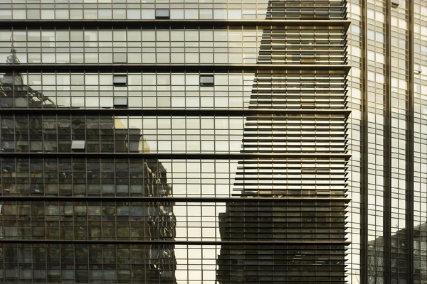 Reflexões de construção — Fotografia de Stock