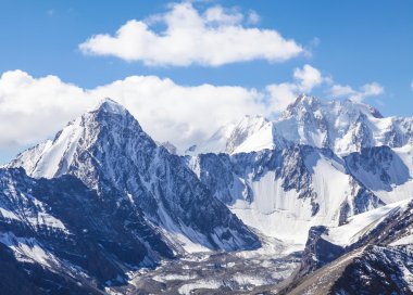 Karlı dağ zirveleri Kırgızistan