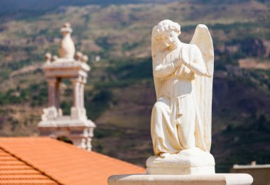 Güzel Bsharri, Qadisha Vadisi, Lübnan kilisede melek heykeli