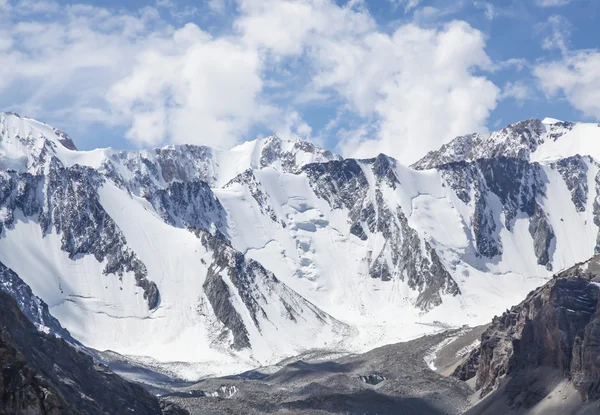 Chaîne de montagnes enneigée au Kirghizistan — Photo