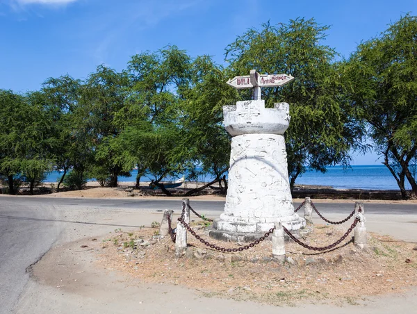 Stary znak drogowy w Dili, Timor Wschodni (Timor Wschodni) — Zdjęcie stockowe