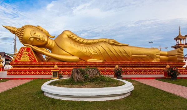 Buda reclinado de ouro em Wat Si Saket em Vientiane, Laos — Fotografia de Stock