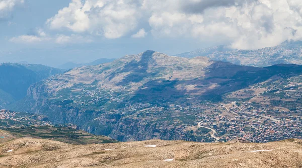 Vista sobre cidade de Bsharri no vale de Qadisha, Líbano — Fotografia de Stock