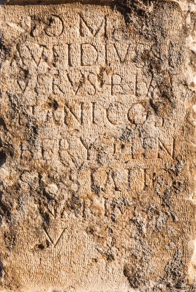 Steinsäule mit antiken römischen Schriftzügen in byblos, libanon — Stockfoto