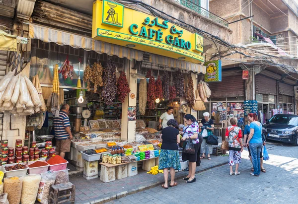 Kimliği belirsiz bir yerli gıda Beyrut'ta bir sokakta satın