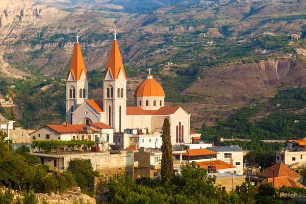 Piękny kościół w Baszarri, Qadisha Dolina, Liban — Zdjęcie stockowe