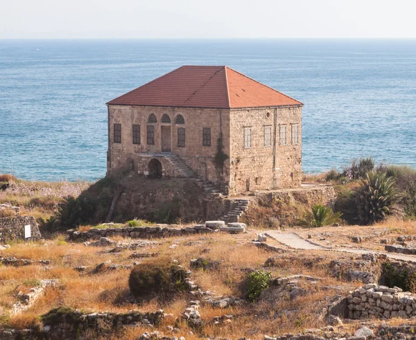 Traditionelles libanesisches Haus über dem Mittelmeer in der Nähe von antiken Ruinen, byblos, libanon. — Stockfoto
