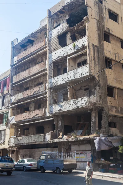 Здание в районе Харет-Хрейк, разрушенное израильскими бомбардировками в Бейруте в 2006 году — стоковое фото