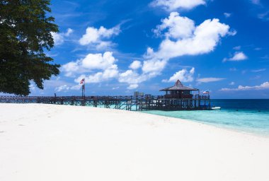 Ana iskele ve Pulau Sipadan adası Borneo, Malezya yakınındaki beyaz kum plaj