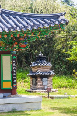 Naksansa (Kore Budist Tapınağı kompleksi) Güney Kore, Sokcho 'daki Naksan Dağı' nın yamaçlarında bulunur..