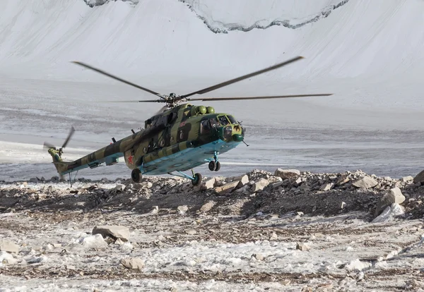 Askeri helikopter buz dağ galcier Ala Arça Milli Parkı'nda (Kırgızistan, iniş)