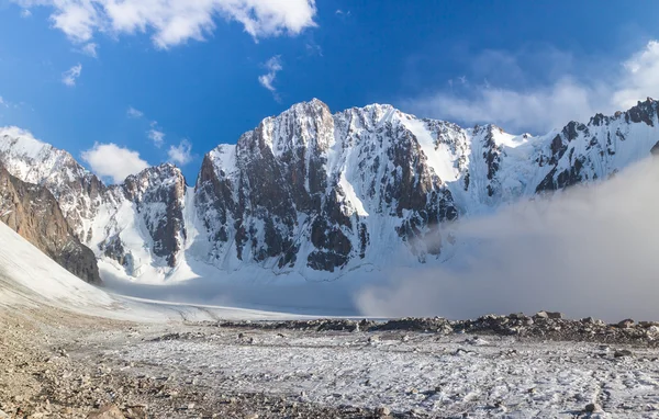 Nordwand des Free Korea Peak, ala archa Nationalpark (Kyrgyzstan) — Stockfoto