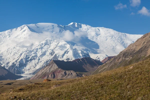 Leinin ピーク、ベース キャンプ 1、パミール山脈、キルギスタンからの眺め — ストック写真