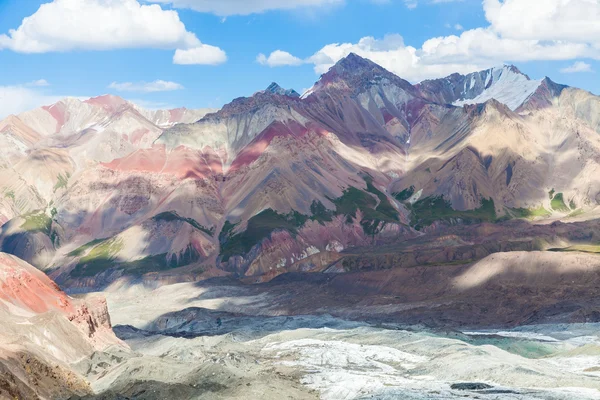 Kırgızistan Pamir bölgesinde güzel dağ manzarası