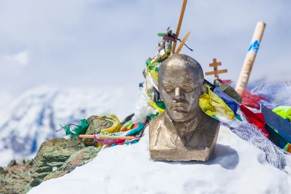 Lenin tepe, Pamir Dağları, Kırgızistan üstündeki Leinin baş heykeli