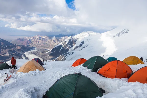 Bergblick vom Lenin-Gipfellager 4. Bergsteiger bereiten sich in ihren Zelten auf den Gipfelversuch vor. Pamirgebirge, Kyrgyzstan — Stockfoto