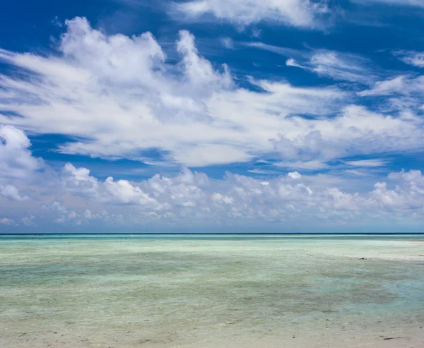 Beautiful Tropical white Sand Beach and crystal clear water. Sipadan Island, Borneo, Malaysia. — Stock Photo, Image