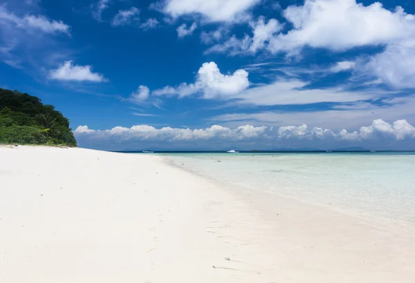 Vackra tropiska white Sand Beach och kristall klart vatten. Sipadan Island, Borneo, Malaysia. — Stockfoto
