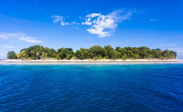 Agua del océano azul e isla tropical idílica de Sipadan en Sabah, Malasia . — Foto de Stock