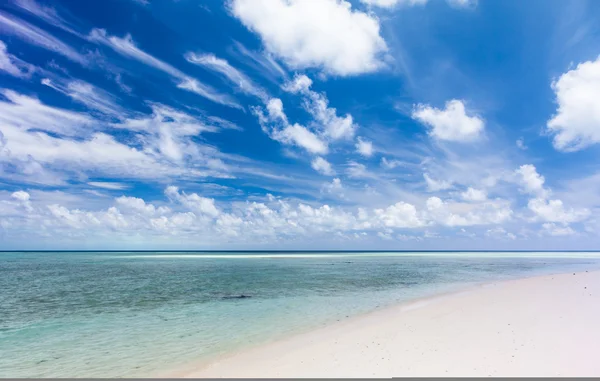 सुंदर उष्णकटिबंधीय पांढरा वाळू बीच आणि क्रिस्टल स्पष्ट पाणी. सिपादान बेट, बोर्नियो, मलेशिया . — स्टॉक फोटो, इमेज