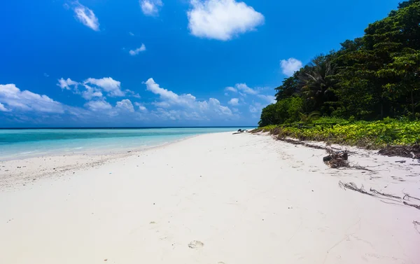 Beautiful Tropical white Sand Beach and crystal clear water. Sip — Stock Photo, Image