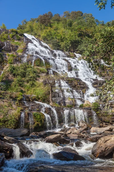 Mae Ya cascata è attrazione turistica e una delle più belle cascate di Chiang Mai, Thailandia. Parco nazionale di Doi Inthanon . — Foto Stock