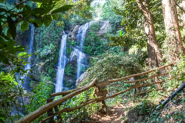 Mok Fa vattenfall är turistattraktion och en av de vackraste vattenfallen i Chiang Mai, Thailand. — Stockfoto