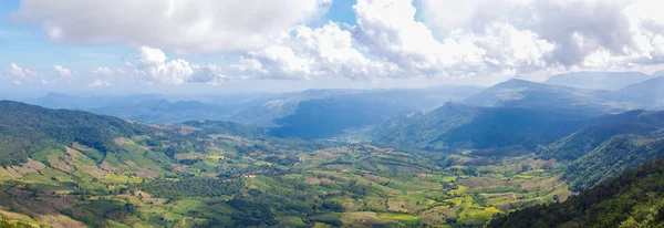 Beautiful mountain landscape in Nothern Thailand. Phu Ruea National Park. — Stock Photo, Image