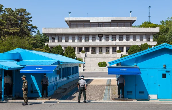 Korean soldiers watching border between South and North Korea in the Joint Security Area (DMZ) — Stock Photo, Image