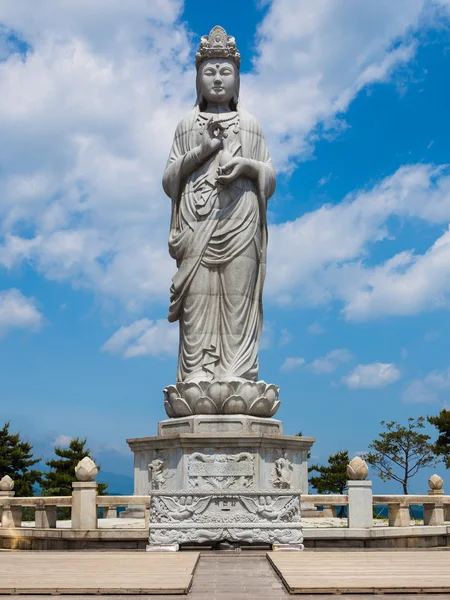 Staty i Naksansa (koreanska buddhistiska tempel komplex) som står på Naksan berget i Sokcho, Sydkorea. — Stockfoto