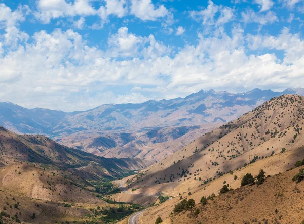Uitzicht vanaf de bergpas van Kamchik (Qamchiq) verbinden Tasjkent en Fergana Vallei, Oezbekistan. — Stockfoto