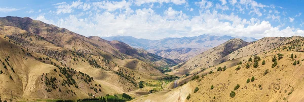 Uitzicht vanaf de bergpas van Kamchik (Qamchiq) verbinden Tasjkent en Fergana Vallei, Oezbekistan. — Stockfoto