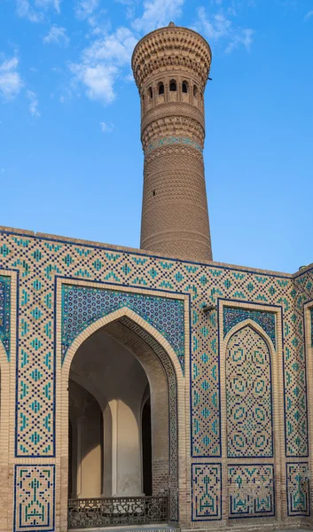Миро-арабский медресе, мечеть Калон и минарет Калян, исторический центр Бухары, Узбекистан (Всемирное наследие ЮНЕСКО ) — стоковое фото