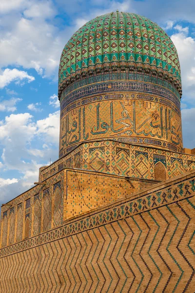 Мечеть Биби-Ханым возле площади Регистан в Самарканде, Узбекистан — стоковое фото