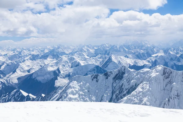 Montanha vista do topo do Pico de Lenine na região de Pamir, Quirguistão — Fotografia de Stock