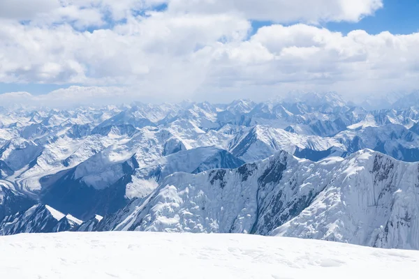 Vue sur la montagne depuis le sommet du pic Lénine dans la région de Pamir, Kirghizistan — Photo