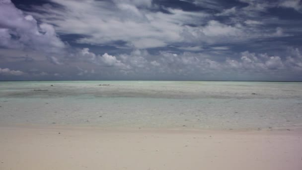 Praia de areia branca em uma ilha tropical de Sipadan — Vídeo de Stock
