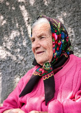Dalgın Büyükanne iyi