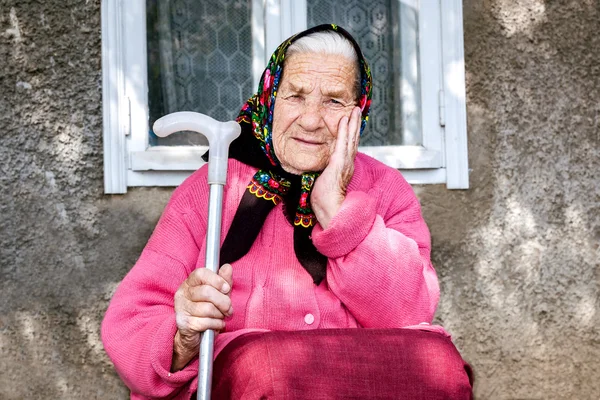 Buena abuela pensativa —  Fotos de Stock