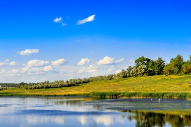 Mavi gökyüzü ve su
