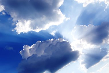 Güneş bulutların arasından ışıldıyor