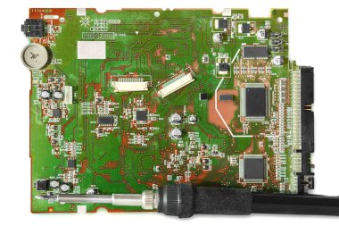 Cihaz ve lehim demiri beyaz arka planda izole edilmiş.