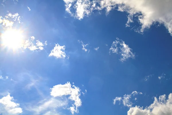 雲と明るい太陽と青空の風景 — ストック写真