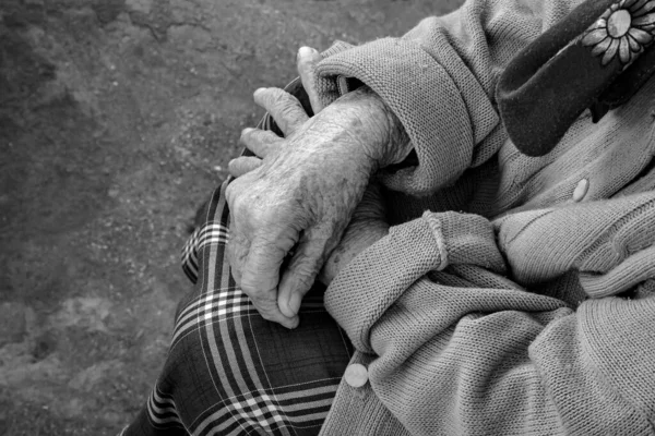 Mãos Senis Uma Mulher Idosa Preto Branco — Fotografia de Stock