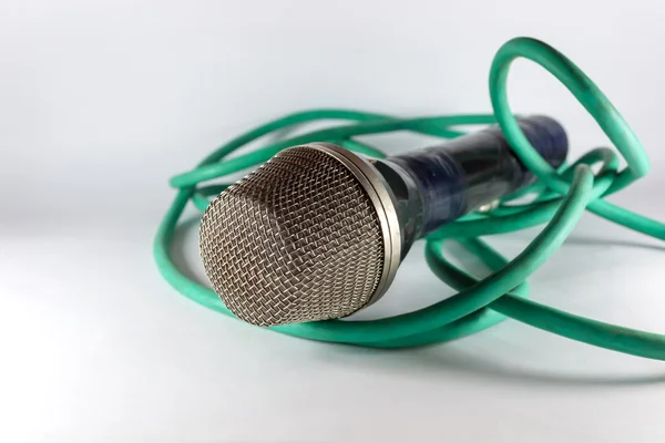 Oude microfoon met groene kabel — Stockfoto