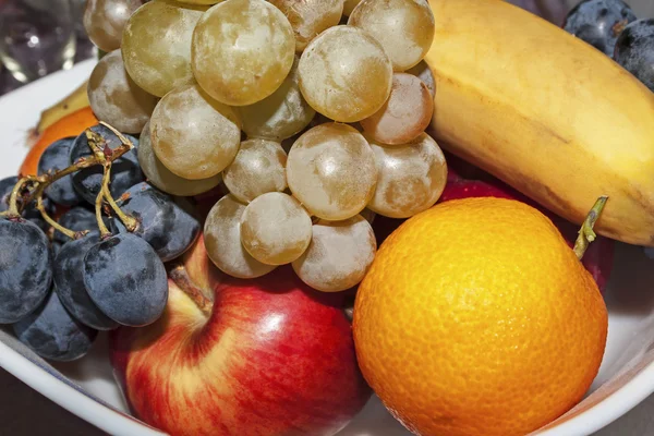 Varias frutas maduras en un tazón — Foto de Stock